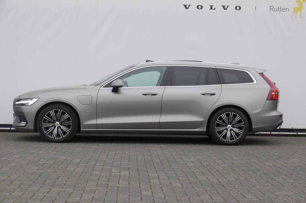Volvo V60 T6 340PK Automaat Recharge AWD Inscription / Panoramadak / BLIS / Parkeersensoren met camera / Elektrische achterklep / Stoel - en stuurwielverwarming / Getint glas / Adaptieve cruise control