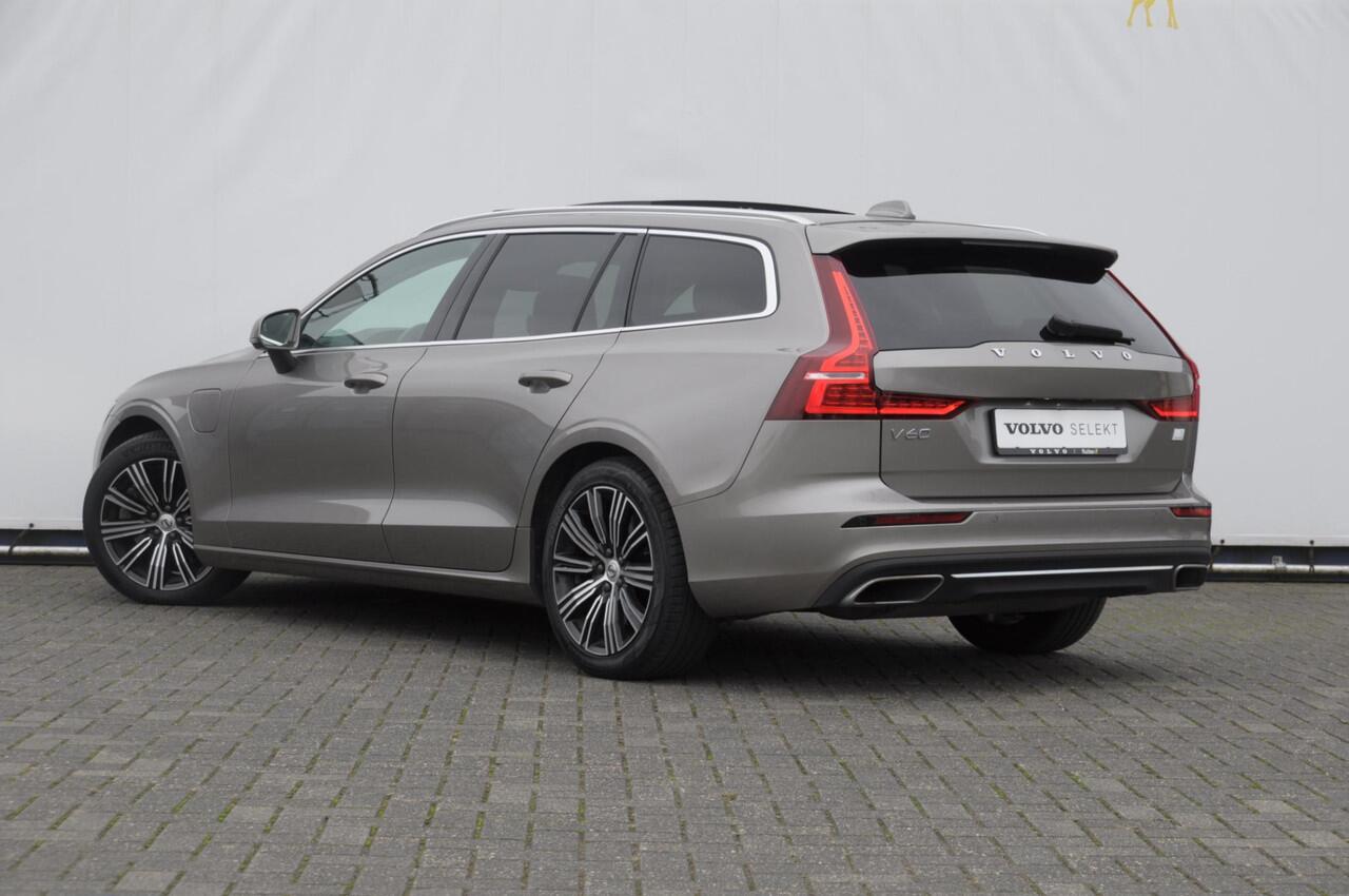 Volvo V60 T6 340PK Automaat Recharge AWD Inscription / Panoramadak / BLIS / Parkeersensoren met camera / Elektrische achterklep / Stoel - en stuurwielverwarming / Getint glas / Adaptieve cruise control