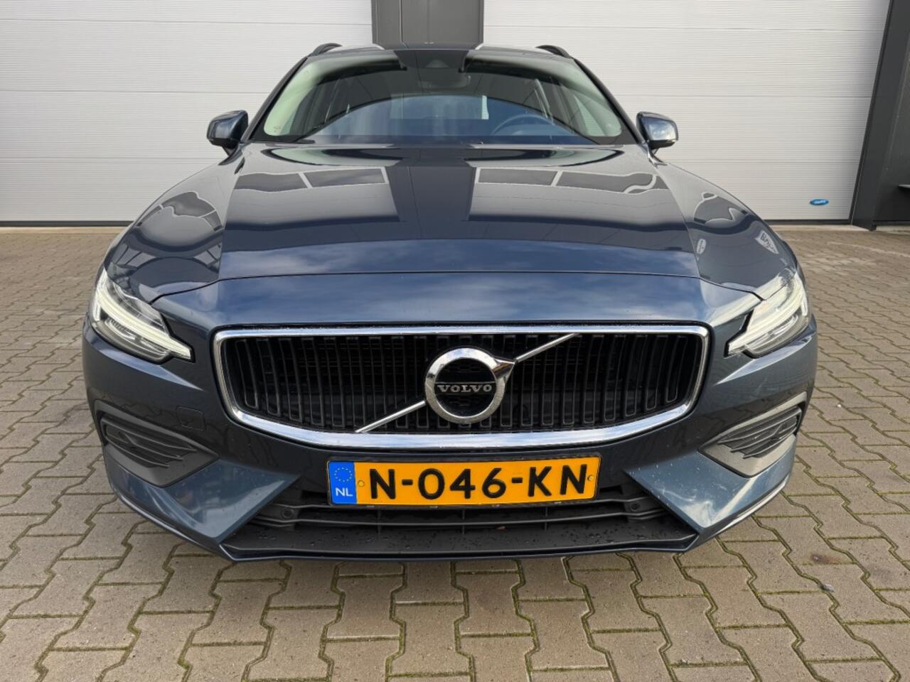Volvo V60 2.0 B3 MILD-HYBRIDE / MOMENTUM BUSINESS / Apple carplay / Adaptieve Cruise controle / NAP / Nieuw APK en onderhoudsbeurt.