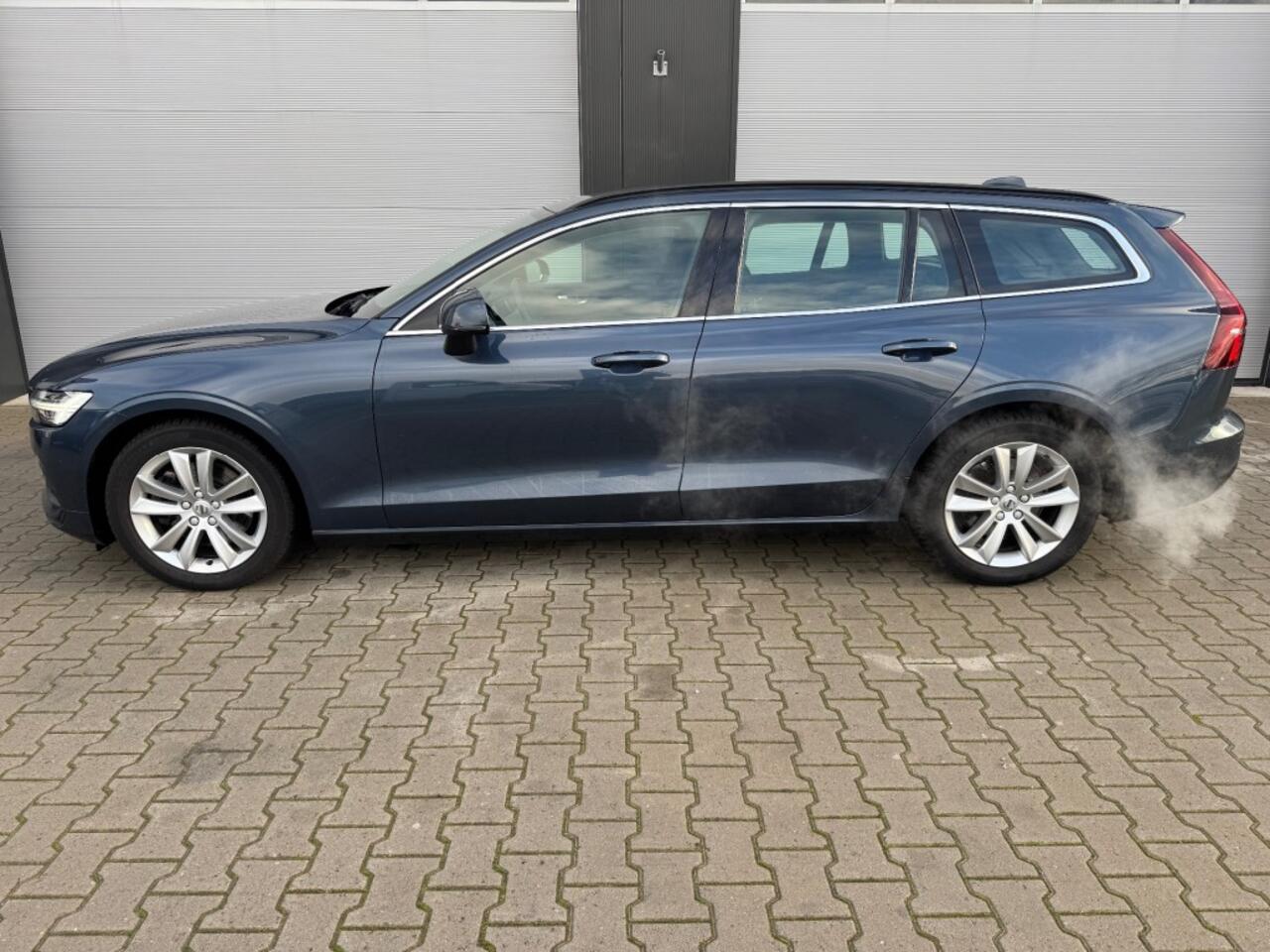 Volvo V60 2.0 B3 MILD-HYBRIDE / MOMENTUM BUSINESS / Apple carplay / Adaptieve Cruise controle / NAP / Nieuw APK en onderhoudsbeurt.