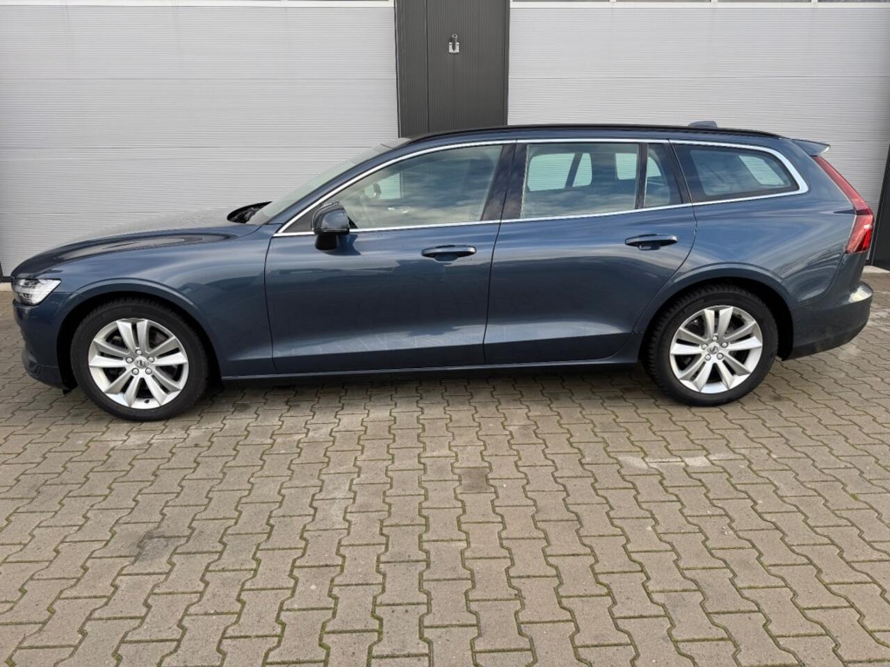 Volvo V60 2.0 B3 MILD-HYBRIDE / MOMENTUM BUSINESS / Apple carplay / Adaptieve Cruise controle / NAP / Nieuw APK en onderhoudsbeurt.