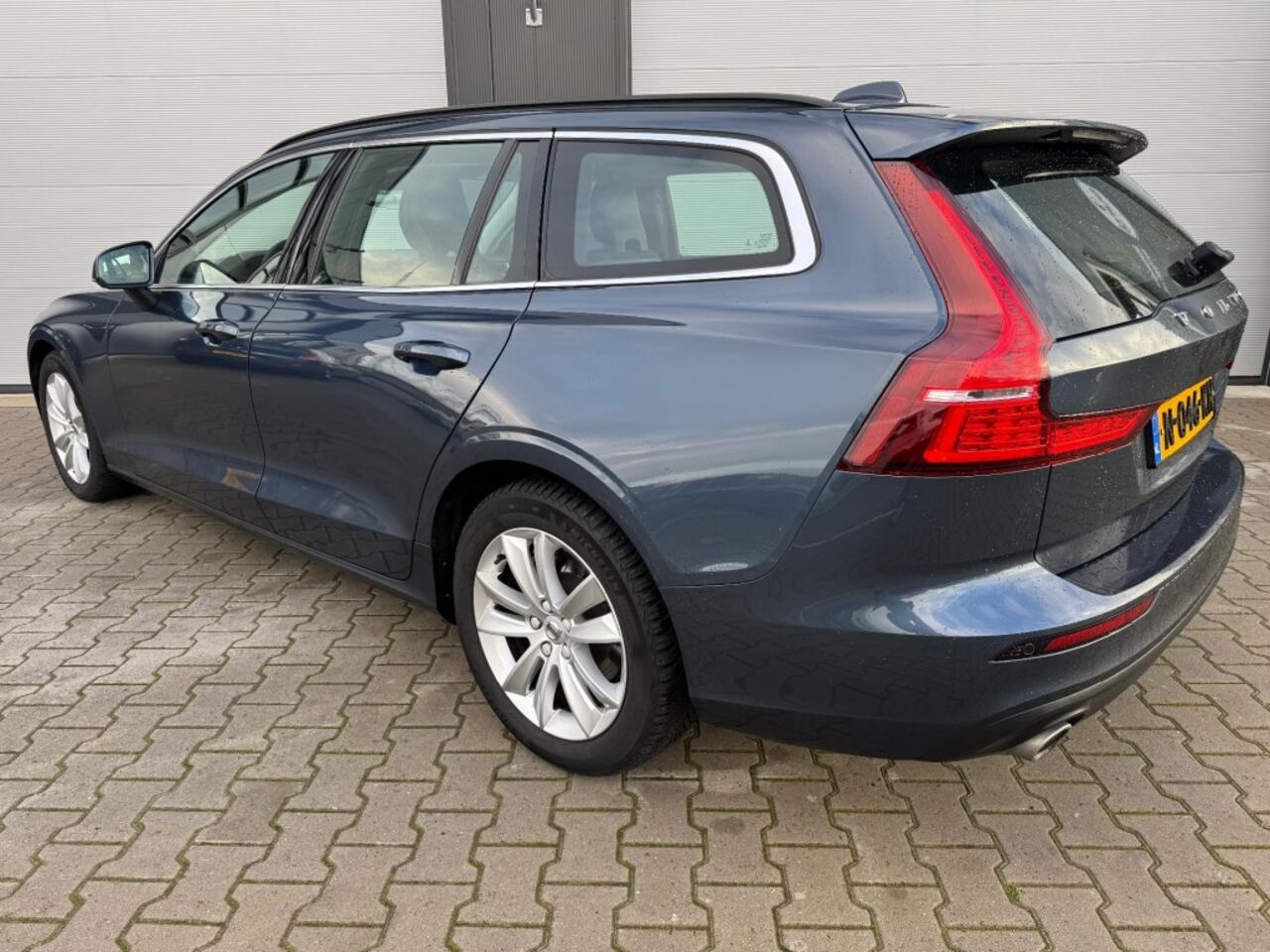 Volvo V60 2.0 B3 MILD-HYBRIDE / MOMENTUM BUSINESS / Apple carplay / Adaptieve Cruise controle / NAP / Nieuw APK en onderhoudsbeurt.