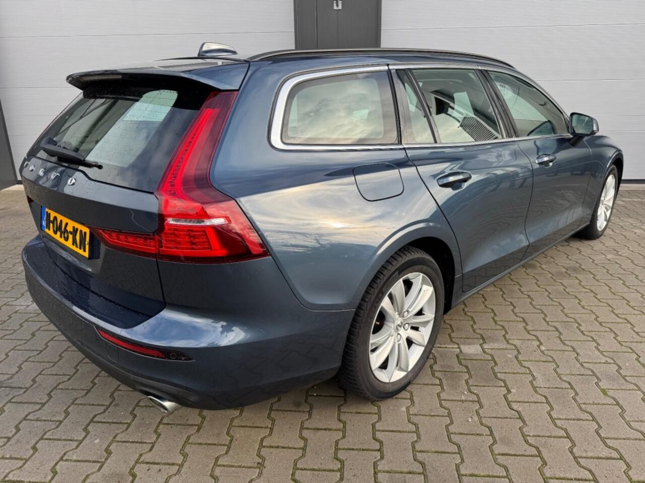 Volvo V60 2.0 B3 MILD-HYBRIDE / MOMENTUM BUSINESS / Apple carplay / Adaptieve Cruise controle / NAP / Nieuw APK en onderhoudsbeurt.