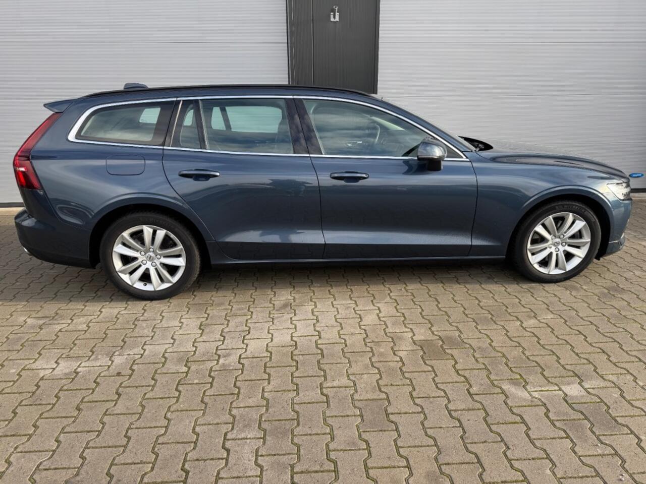 Volvo V60 2.0 B3 MILD-HYBRIDE / MOMENTUM BUSINESS / Apple carplay / Adaptieve Cruise controle / NAP / Nieuw APK en onderhoudsbeurt.