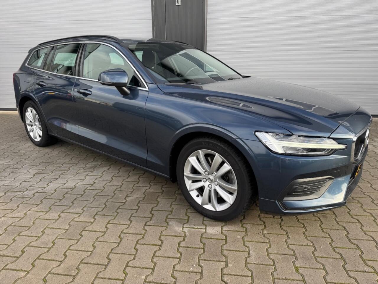 Volvo V60 2.0 B3 MILD-HYBRIDE / MOMENTUM BUSINESS / Apple carplay / Adaptieve Cruise controle / NAP / Nieuw APK en onderhoudsbeurt.