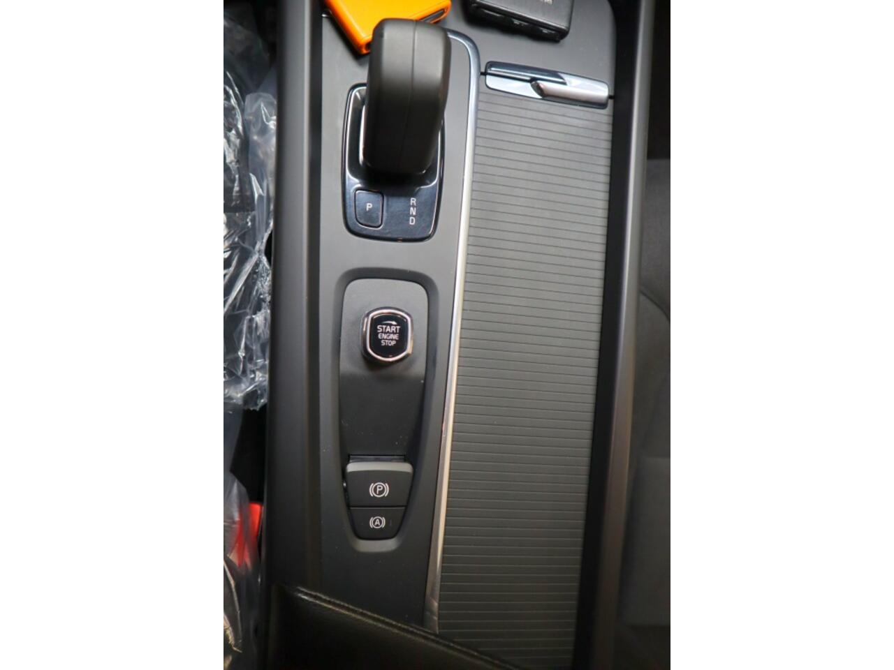 Volvo V60 2.0 B3 Mom. Adv. | hybrid | camera | carplay | 4 nw allseasons