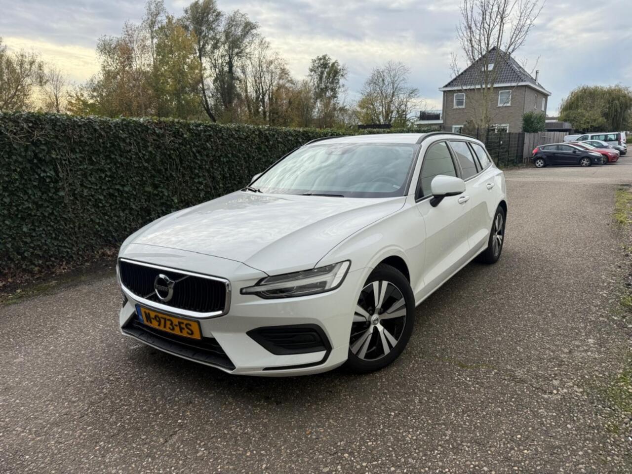 Volvo V60 - 2.0 B3 Momentum Advantage