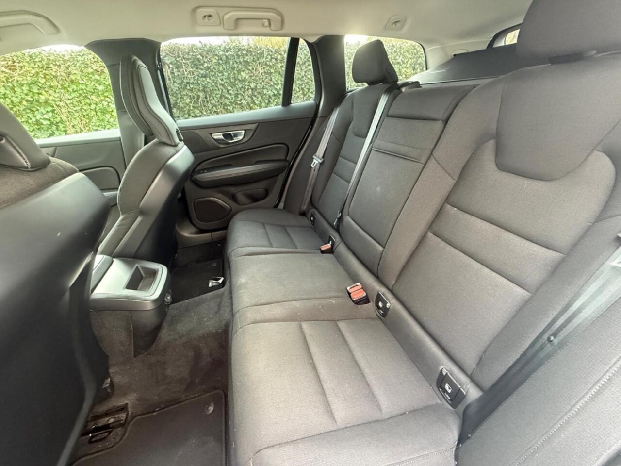 Volvo V60 - 2.0 B3 Momentum Advantage