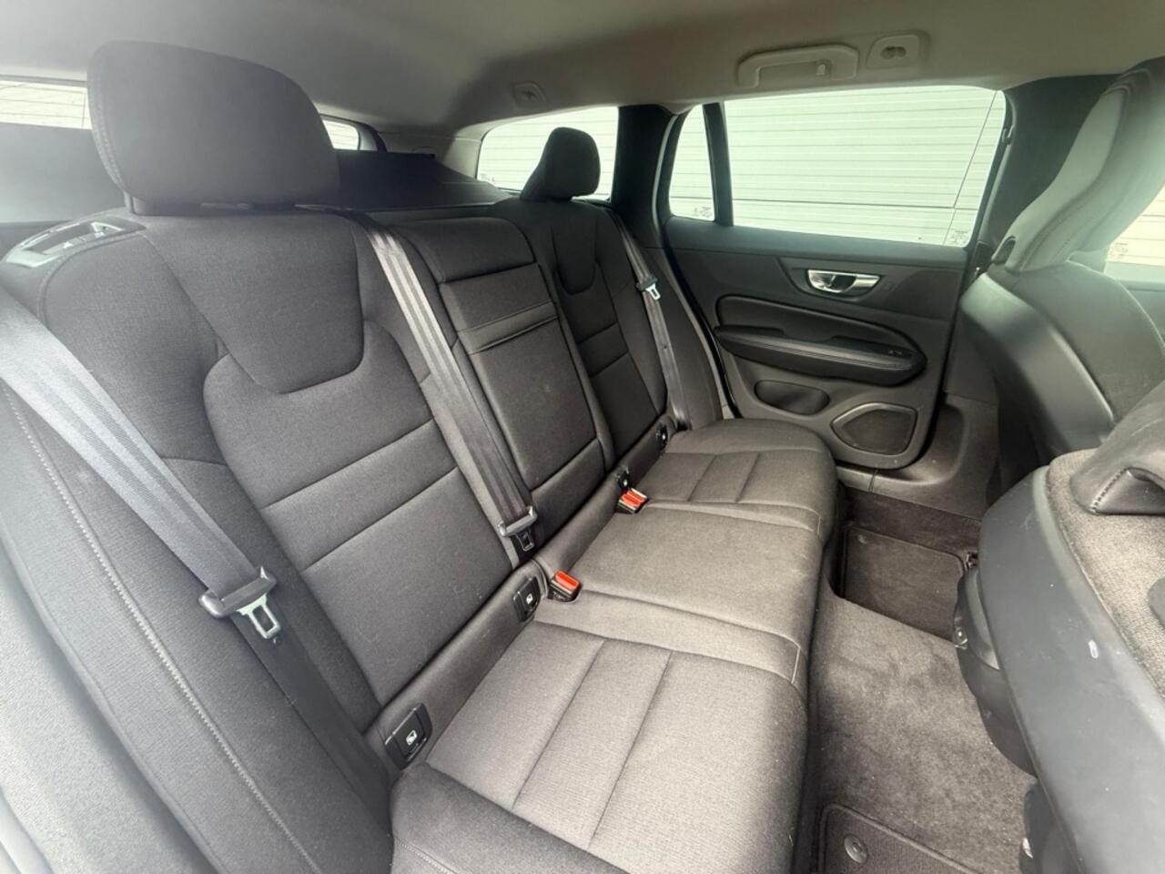 Volvo V60 - 2.0 B3 Momentum Advantage