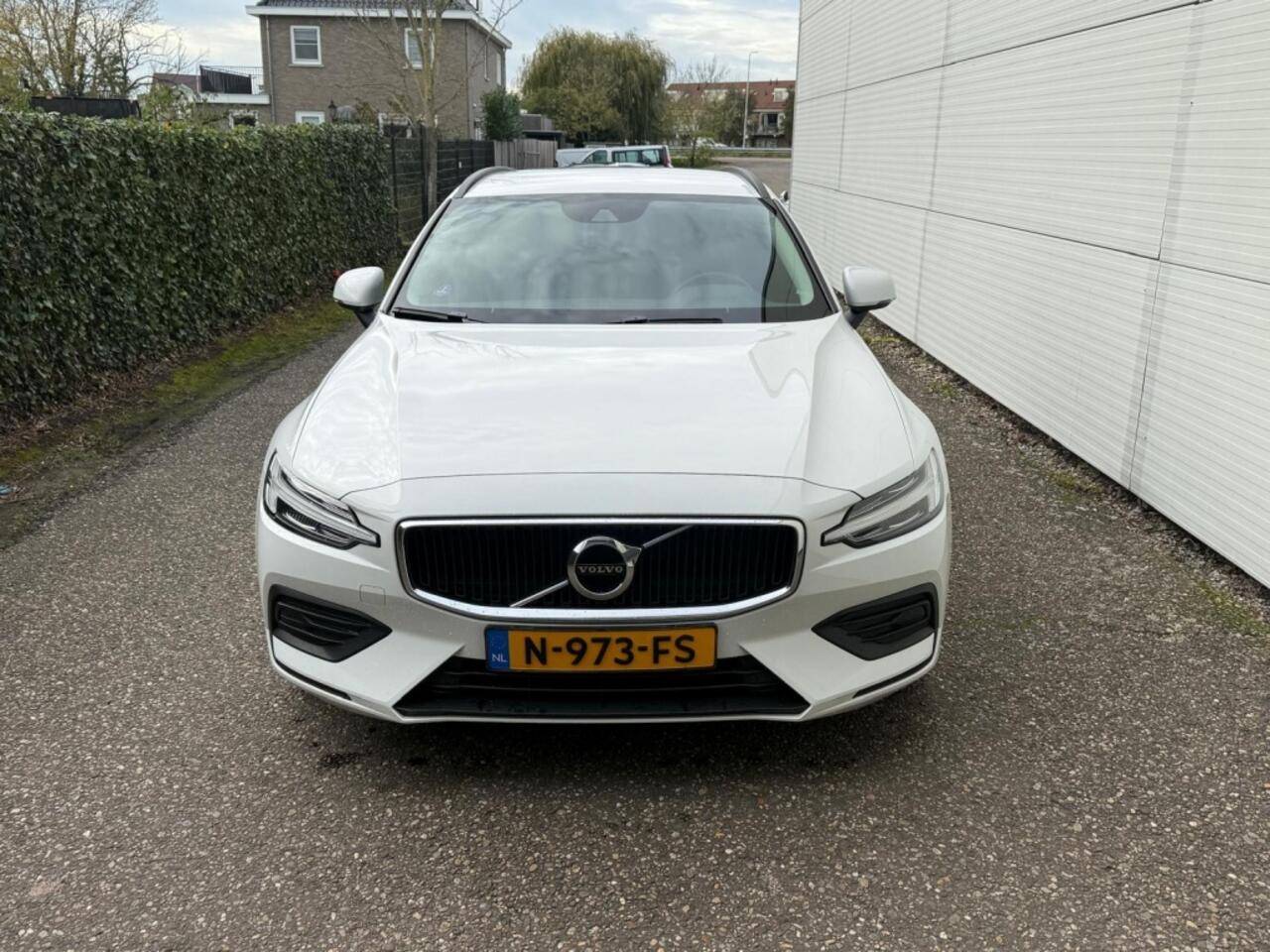Volvo V60 - 2.0 B3 Momentum Advantage