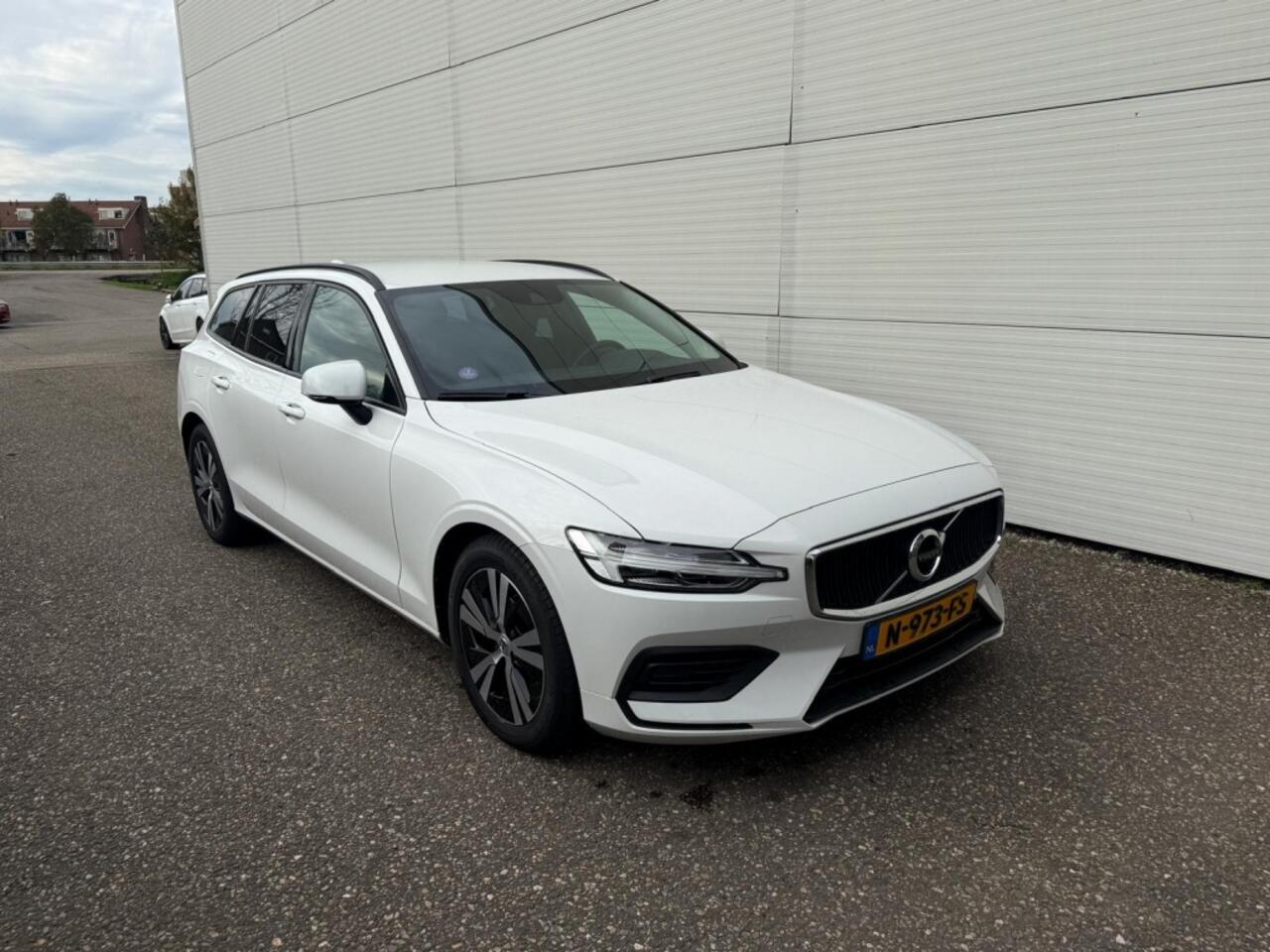 Volvo V60 - 2.0 B3 Momentum Advantage