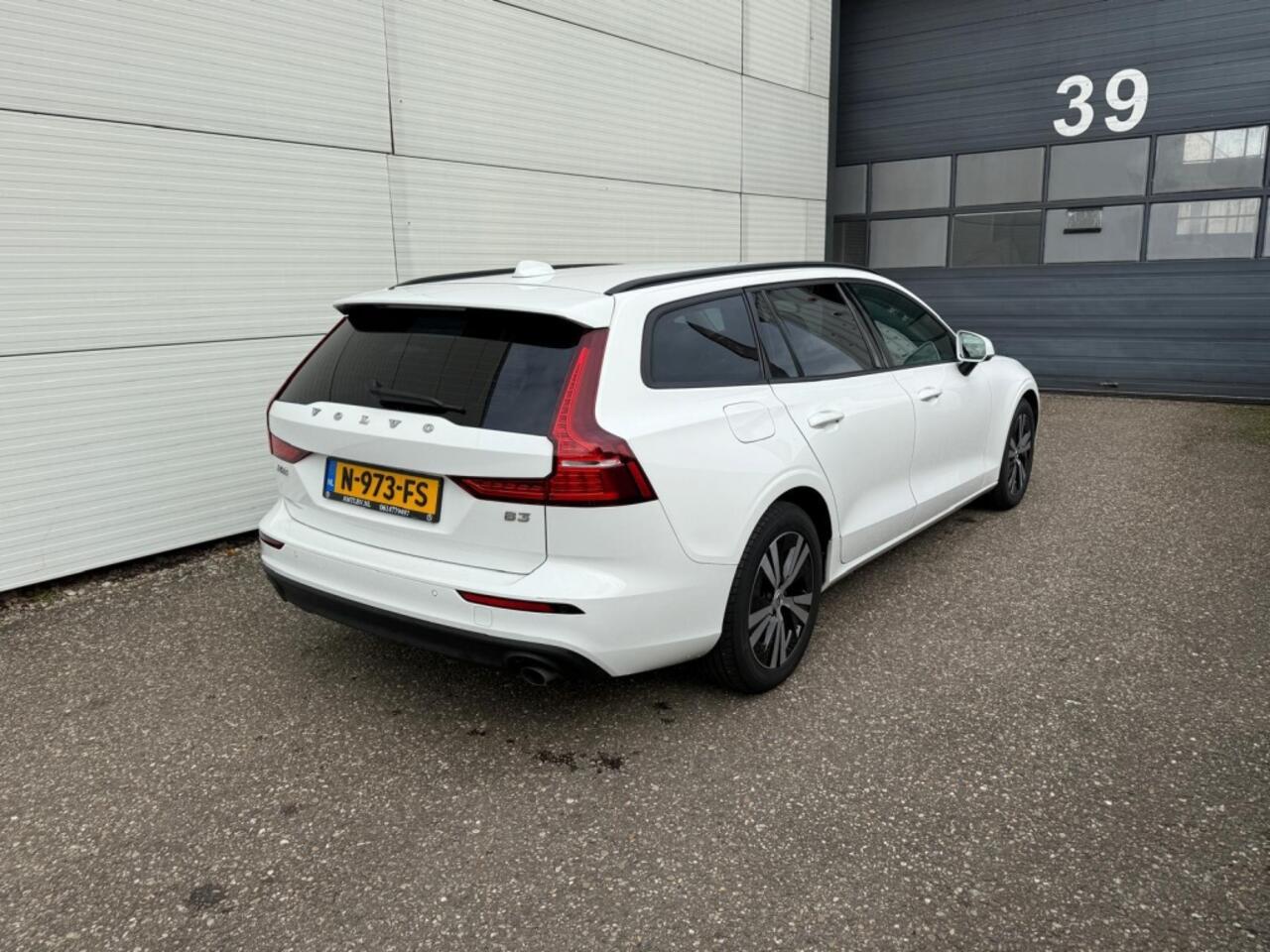 Volvo V60 - 2.0 B3 Momentum Advantage