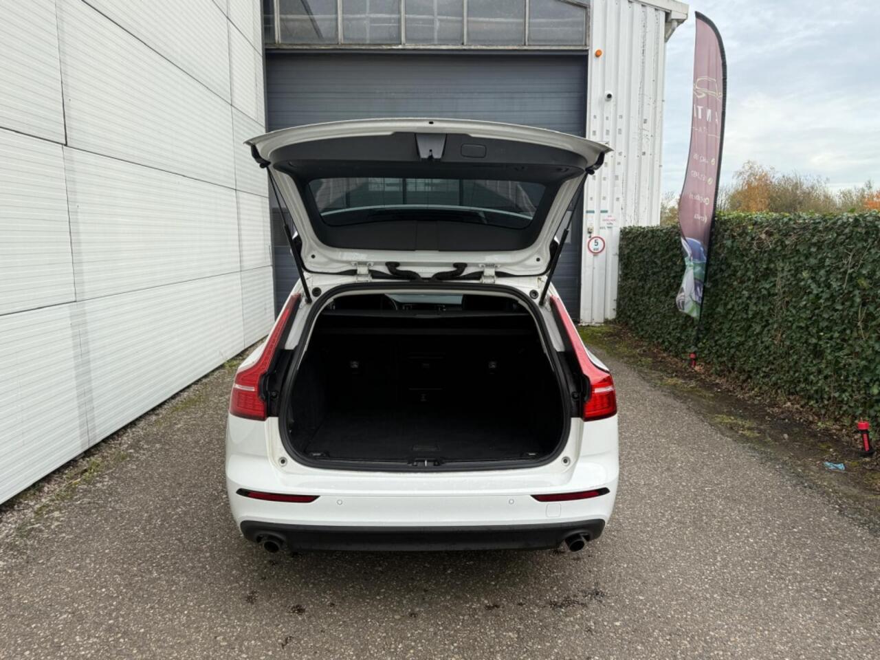 Volvo V60 - 2.0 B3 Momentum Advantage