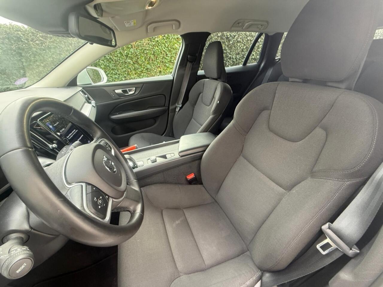 Volvo V60 - 2.0 B3 Momentum Advantage