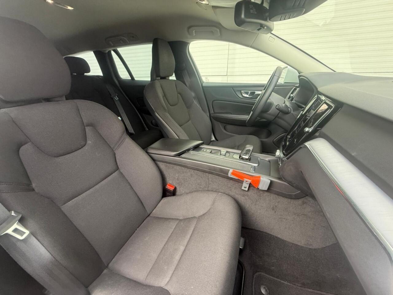 Volvo V60 - 2.0 B3 Momentum Advantage