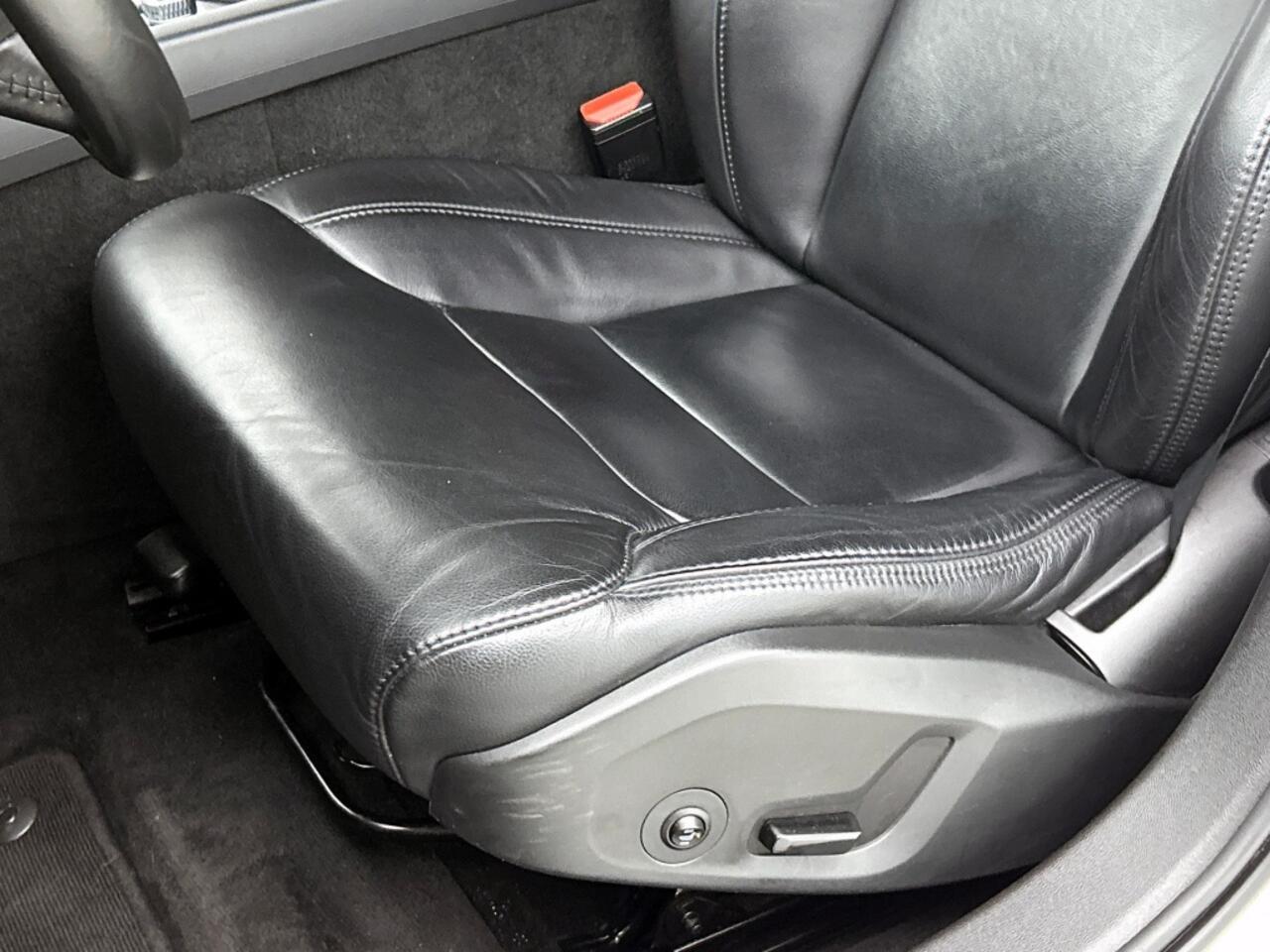 Volvo V60 2.0 B3 Momentum Advantage | Adaptive cruise | 19" | Leder | Stoe