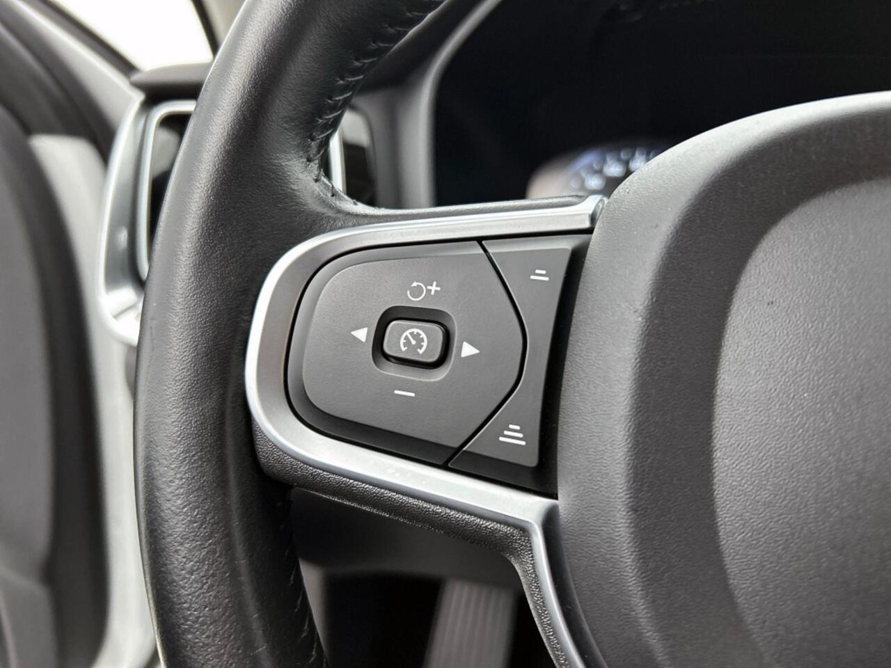 Volvo V60 2.0 B3 Momentum Advantage | Adaptive cruise | 19" | Leder | Stoe