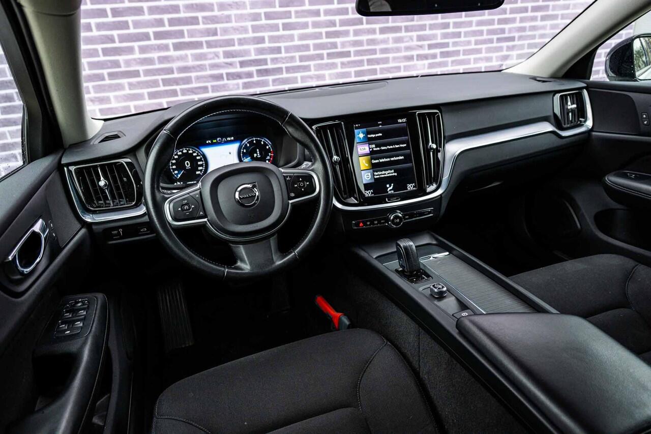 Volvo V60 2.0 B3 Momentum Advantage | Trekhaak | Advantage Styling Pack l Getint Glas | 19" | CarPlay |