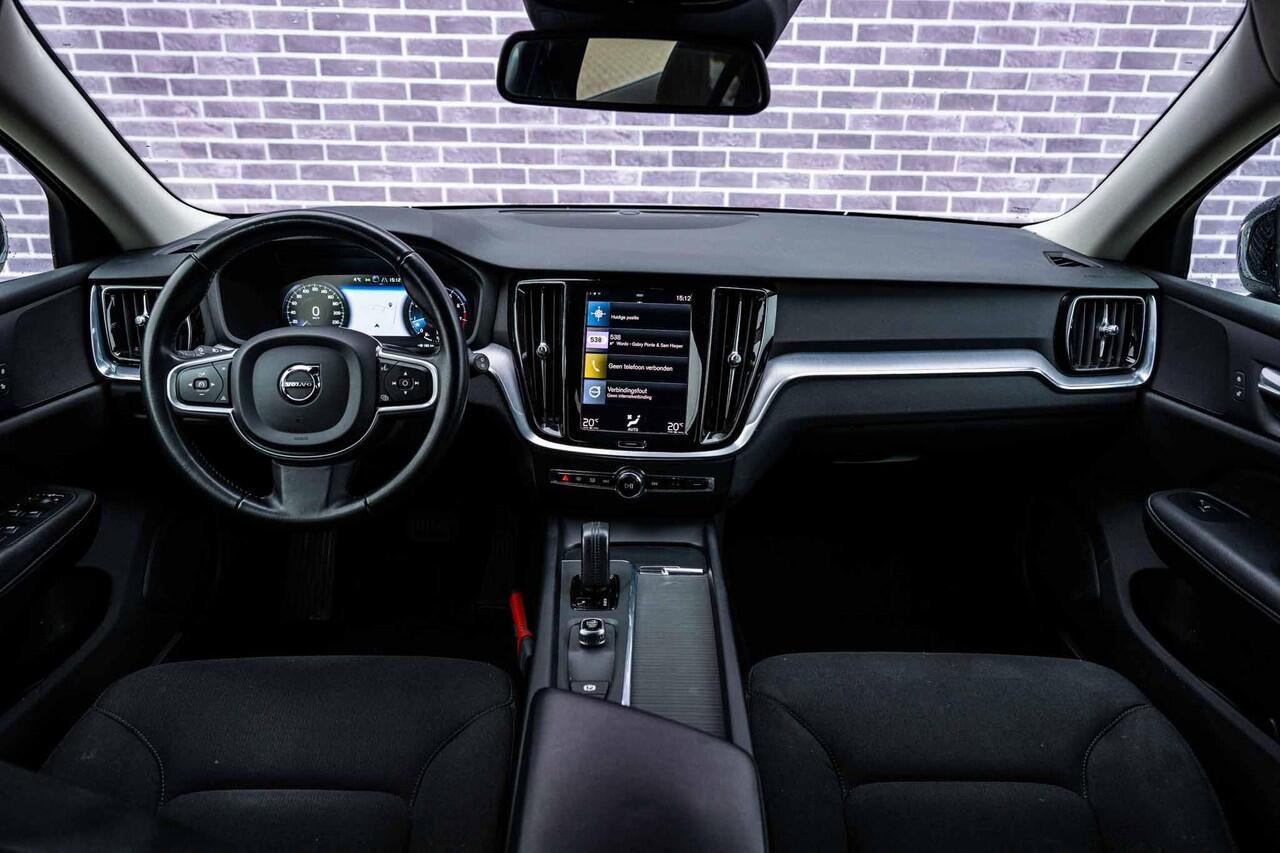 Volvo V60 2.0 B3 Momentum Advantage | Trekhaak | Advantage Styling Pack l Getint Glas | 19" | CarPlay |