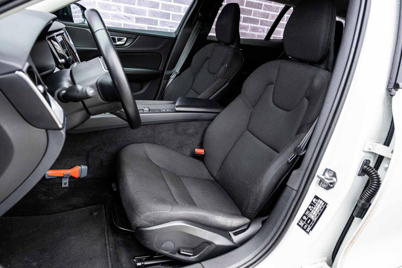 Volvo V60 2.0 B3 Momentum Advantage | Trekhaak | Advantage Styling Pack l Getint Glas | 19" | CarPlay |