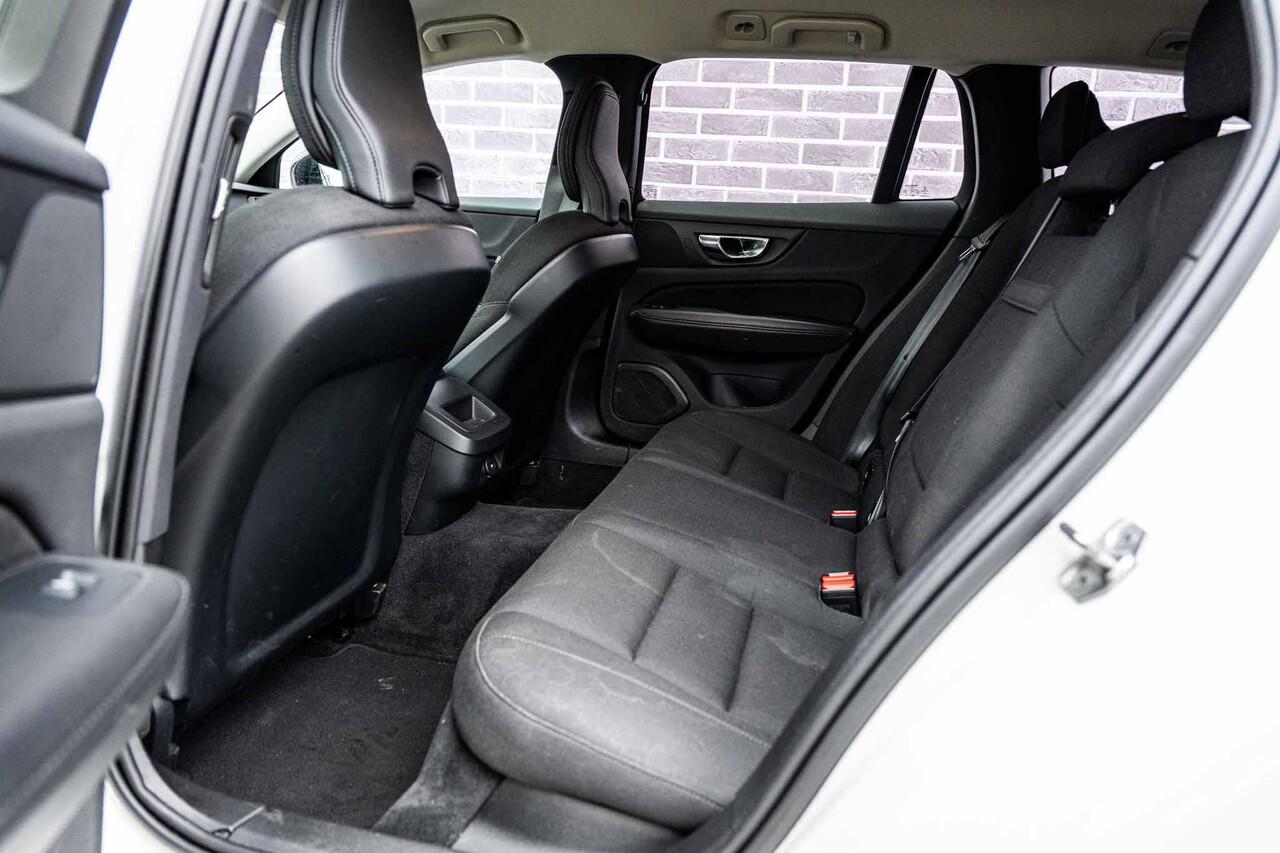 Volvo V60 2.0 B3 Momentum Advantage | Trekhaak | Advantage Styling Pack l Getint Glas | 19" | CarPlay |