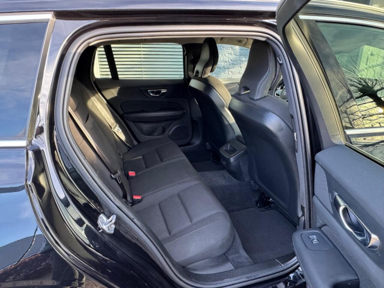 Volvo V60 2.0 B3 Autom. Momentum + Chroom + D-Glas + Lmv - 133 dkm