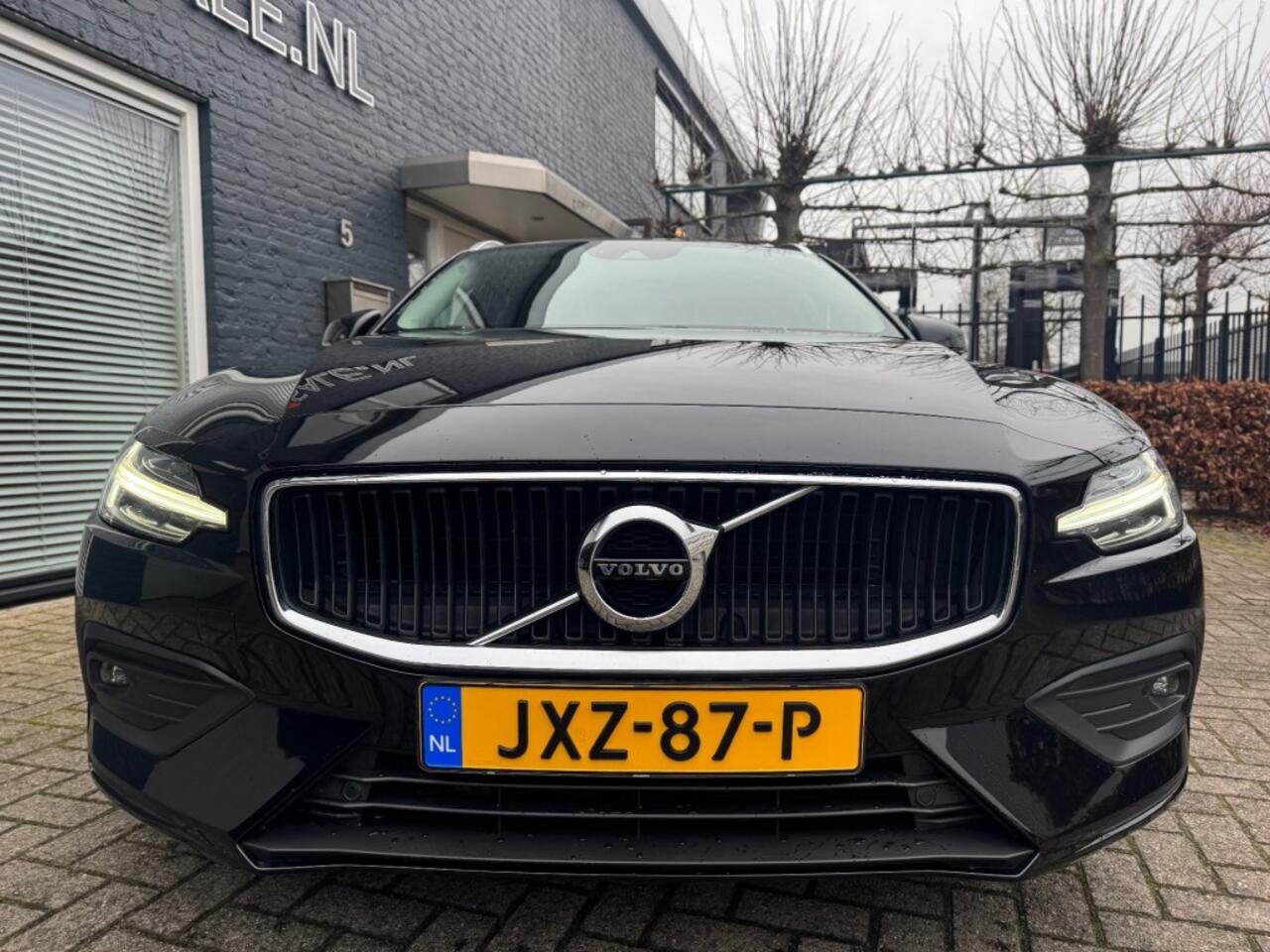 Volvo V60 2.0 B3 Autom. Momentum + Chroom + D-Glas + Lmv - 133 dkm
