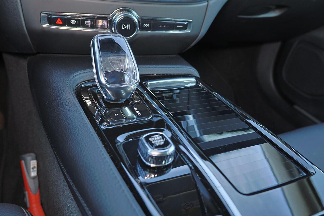 Volvo V60 T6 Recharge AWD Inscription - IntelliSafe Assist - Parkeercamera achter - Parkeersensoren voor & achter - Elektr. bedienb. bestuurdersstoel met geheugen - High Performance audio - 18' LMV