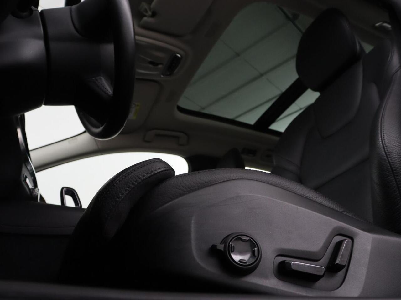 Volvo V60 2.0 T8 Recharge AWD Inscription | Panoramadak | Trekhaak | Stoel & stuurverwarming | Carplay | Harman/Kardon | Navigatie | Achterbankverwarming | Cruise control | PHEV | Plug In