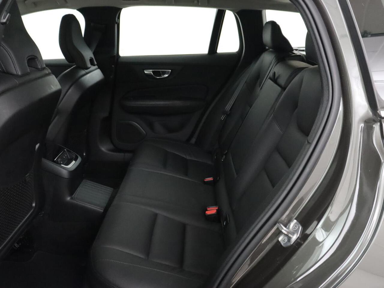 Volvo V60 2.0 T8 Recharge AWD Inscription | Panoramadak | Trekhaak | Stoel & stuurverwarming | Carplay | Harman/Kardon | Navigatie | Achterbankverwarming | Cruise control | PHEV | Plug In