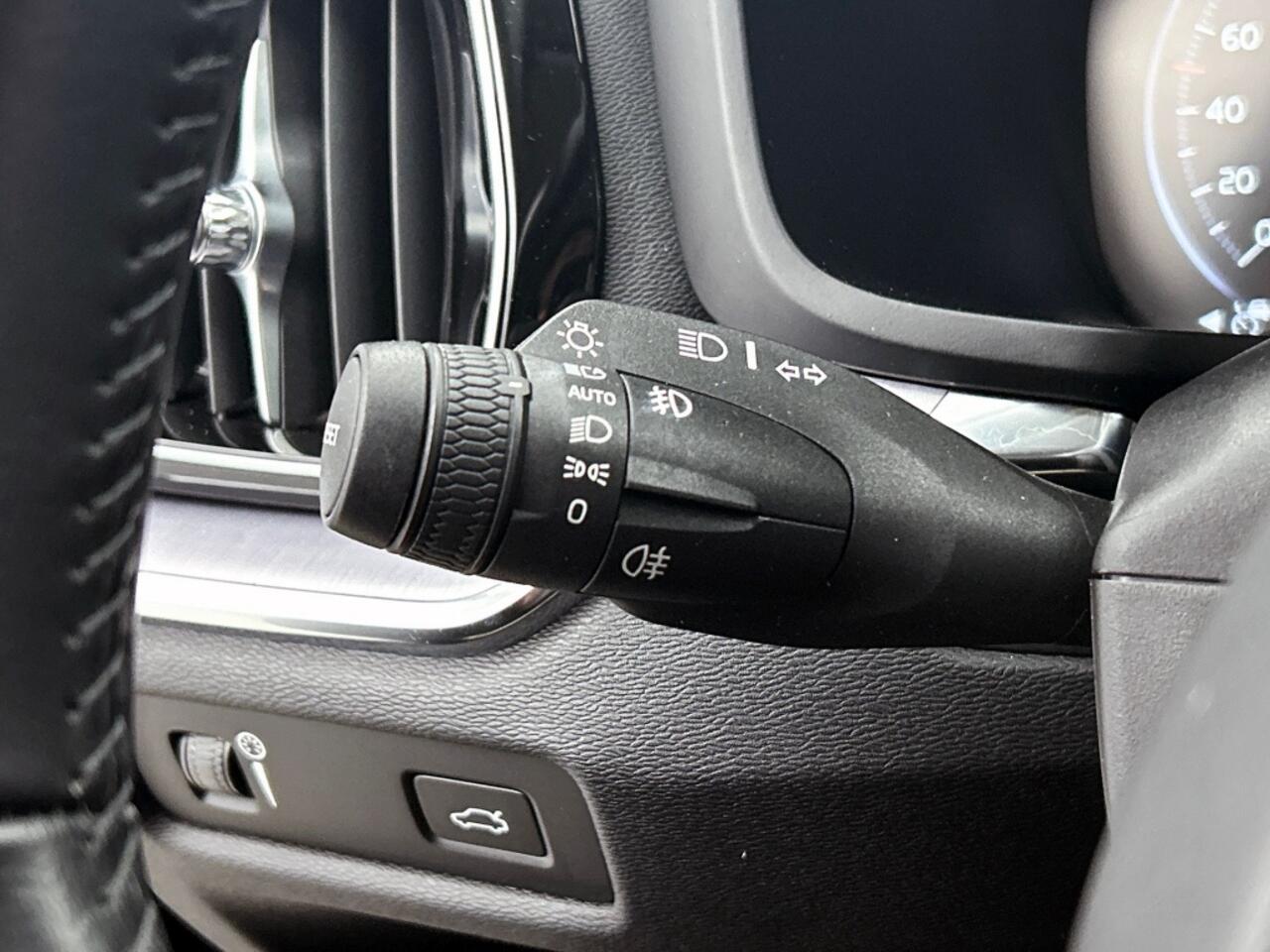 Volvo V60 2.0 B3 Momentum Advantage | Leder | Adaptive Cruise | 19" LMV |