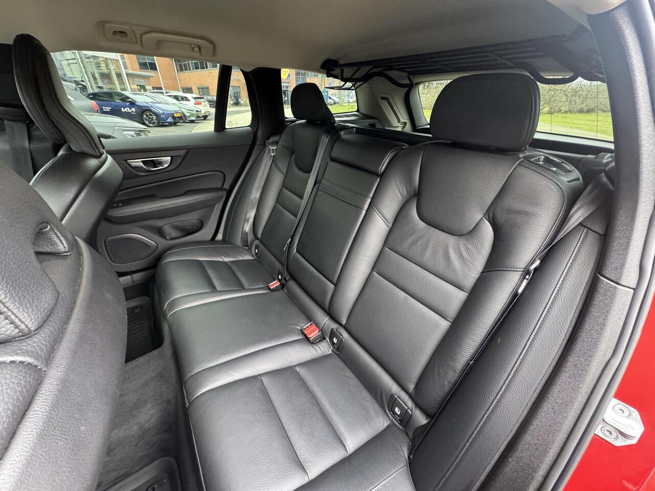 Volvo V60 2.0 B3 Momentum ,BTW-Auto, Origineel Nederlands, Wegklapbare Trekhaak, Lederen Bekleding, Winterbanden Enz...