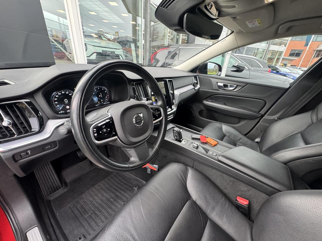 Volvo V60 2.0 B3 Momentum ,BTW-Auto, Origineel Nederlands, Wegklapbare Trekhaak, Lederen Bekleding, Winterbanden Enz...