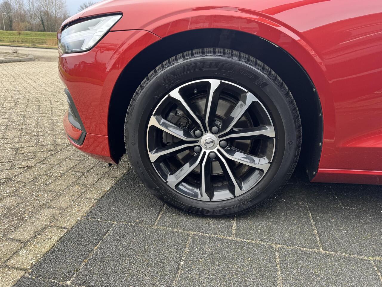 Volvo V60 2.0 B3 Momentum ,BTW-Auto, Origineel Nederlands, Wegklapbare Trekhaak, Lederen Bekleding, Winterbanden Enz...