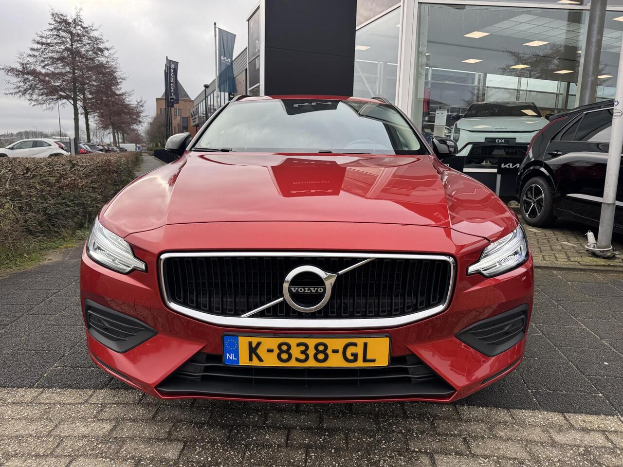 Volvo V60 2.0 B3 Momentum ,BTW-Auto, Origineel Nederlands, Wegklapbare Trekhaak, Lederen Bekleding, Winterbanden Enz...