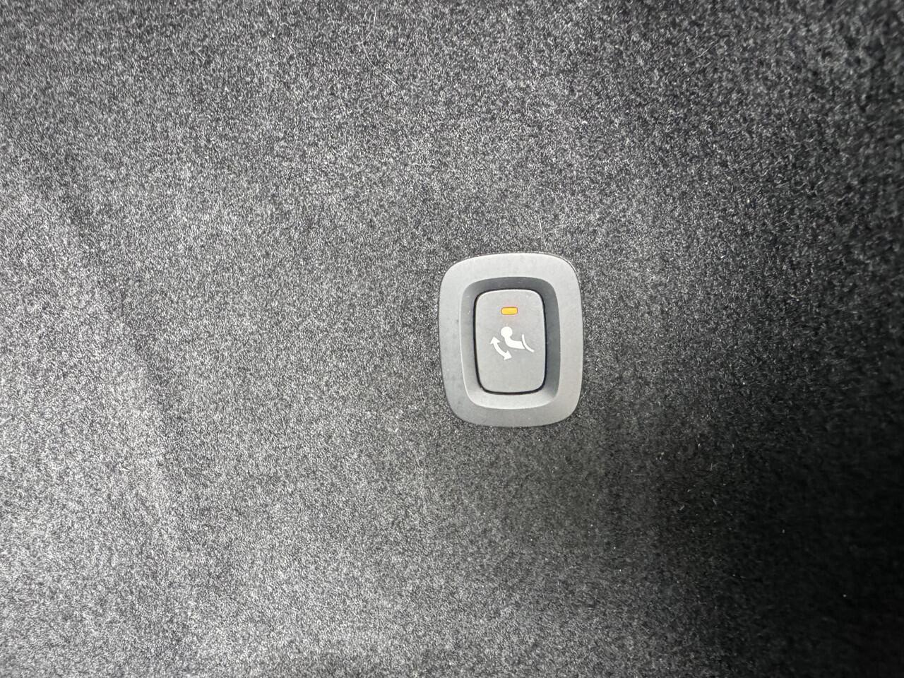 Volvo V60 2.0 B3 Momentum ,BTW-Auto, Origineel Nederlands, Wegklapbare Trekhaak, Lederen Bekleding, Winterbanden Enz...