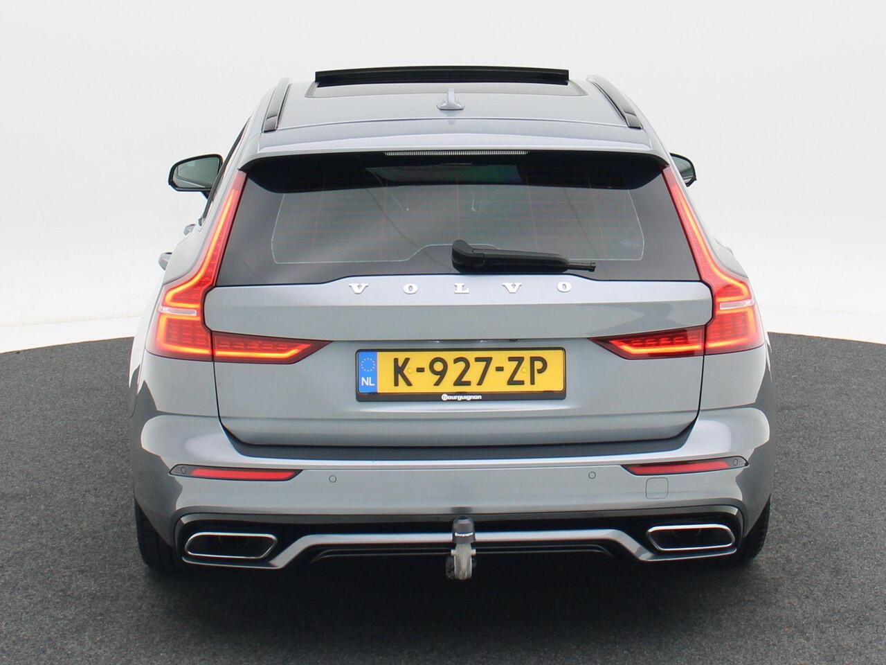 Volvo V60 2.0 B3 R-Design 163 Pk Automaat | Panoramadak | Trekhaak Elektrisch | Adaptive Cruise | Camera | Stuur- & Stoelverwarming | 18 Inch | 125.382 Km