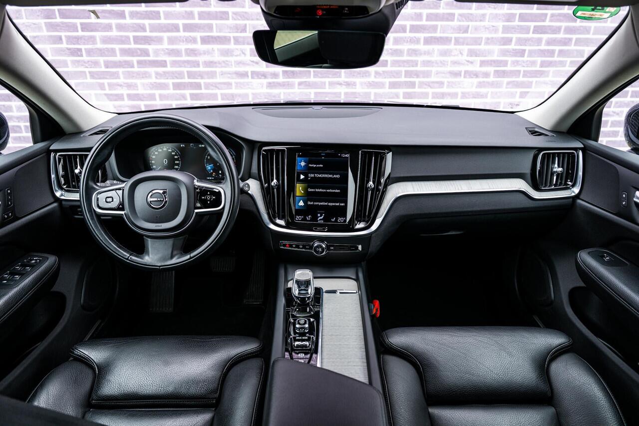 Volvo V60 2.0 B3 Inscription | Achteruitrijcamera | Parkeersensoren | Trekhaak | Lederen Bekleding | BLIS | Cruise Control Adaptief | Lichtmetalen Velgen 18 inch | Keyless Entry | Stoelverwarming