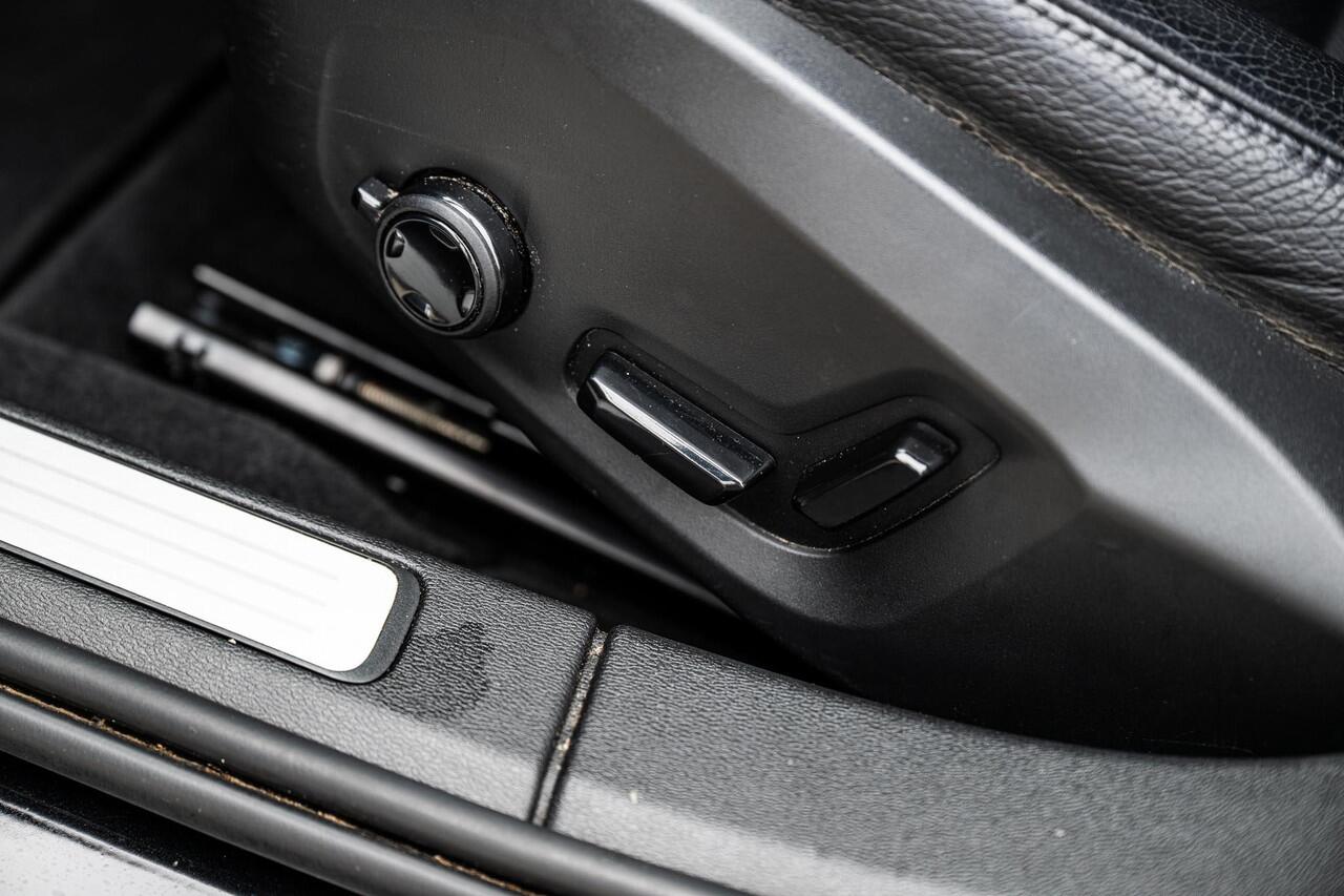 Volvo V60 2.0 B3 Inscription | Achteruitrijcamera | Parkeersensoren | Trekhaak | Lederen Bekleding | BLIS | Cruise Control Adaptief | Lichtmetalen Velgen 18 inch | Keyless Entry | Stoelverwarming