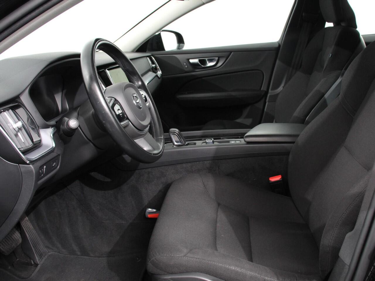Volvo V60 2.0 B3 Automaat Momentum | Navigatie | Wegklapbare Trekhaak | Climate Control | Blis | Parkeer sensoren | Cruise Control | Lichtmetalen Velgen