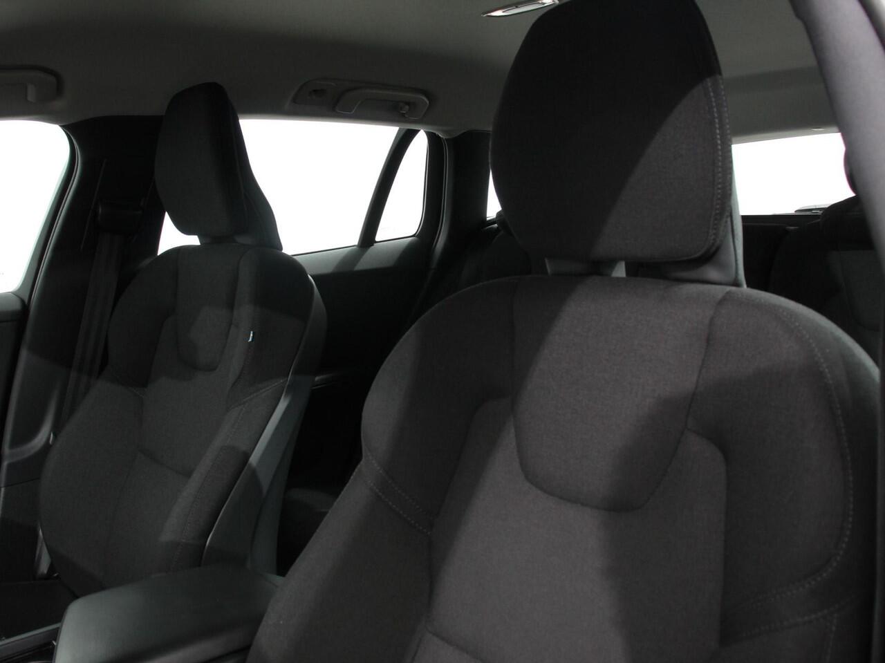 Volvo V60 2.0 B3 Automaat Momentum | Navigatie | Wegklapbare Trekhaak | Climate Control | Blis | Parkeer sensoren | Cruise Control | Lichtmetalen Velgen