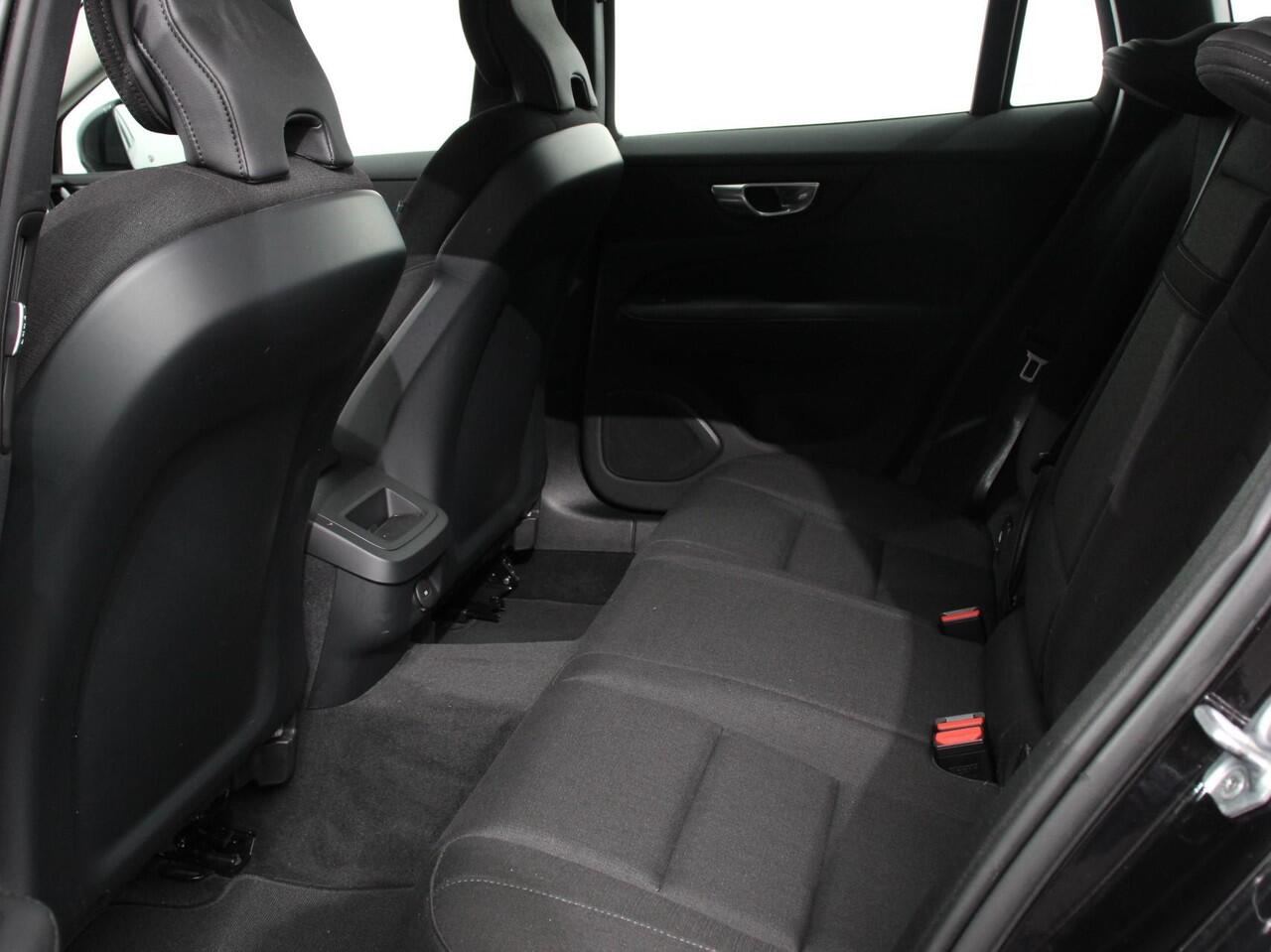 Volvo V60 2.0 B3 Automaat Momentum | Navigatie | Wegklapbare Trekhaak | Climate Control | Blis | Parkeer sensoren | Cruise Control | Lichtmetalen Velgen
