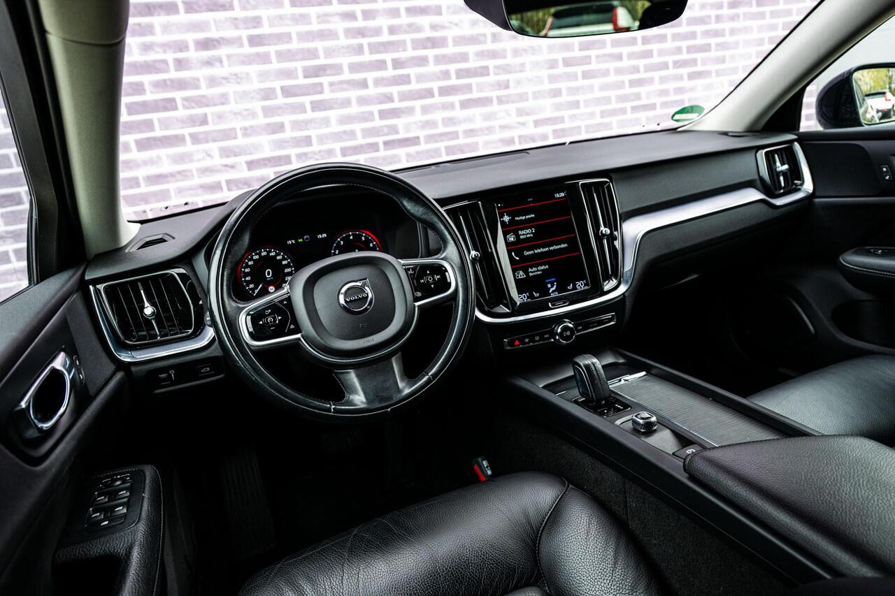 Volvo V60 2.0 B3 Business Pro | Trekhaak | Lederen Bekleding | Stoelverwarming | BLIS | Cruise Control Adaptief | Achteruitrijcamera | Parkeersensoren | Keyless Entry | Navigatie | Apple Carplay | Android Auto