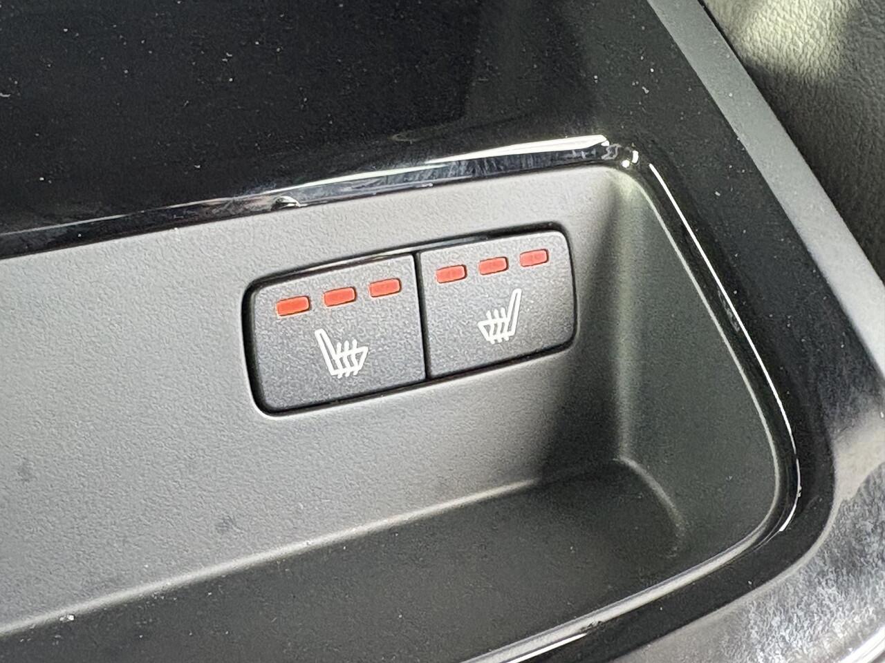 Volvo V60 2.0 T6 Plug-in hybrid AWD Plus Dark | Trekhaak | Harman/Kardon | Sport stoelen | Zwarte hemel | Long Range | Camera |