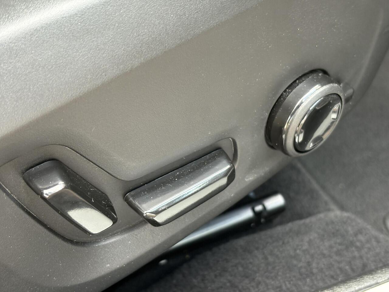 Volvo V60 2.0 T6 Plug-in hybrid AWD Plus Dark | Trekhaak | Harman/Kardon | Sport stoelen | Zwarte hemel | Long Range | Camera |