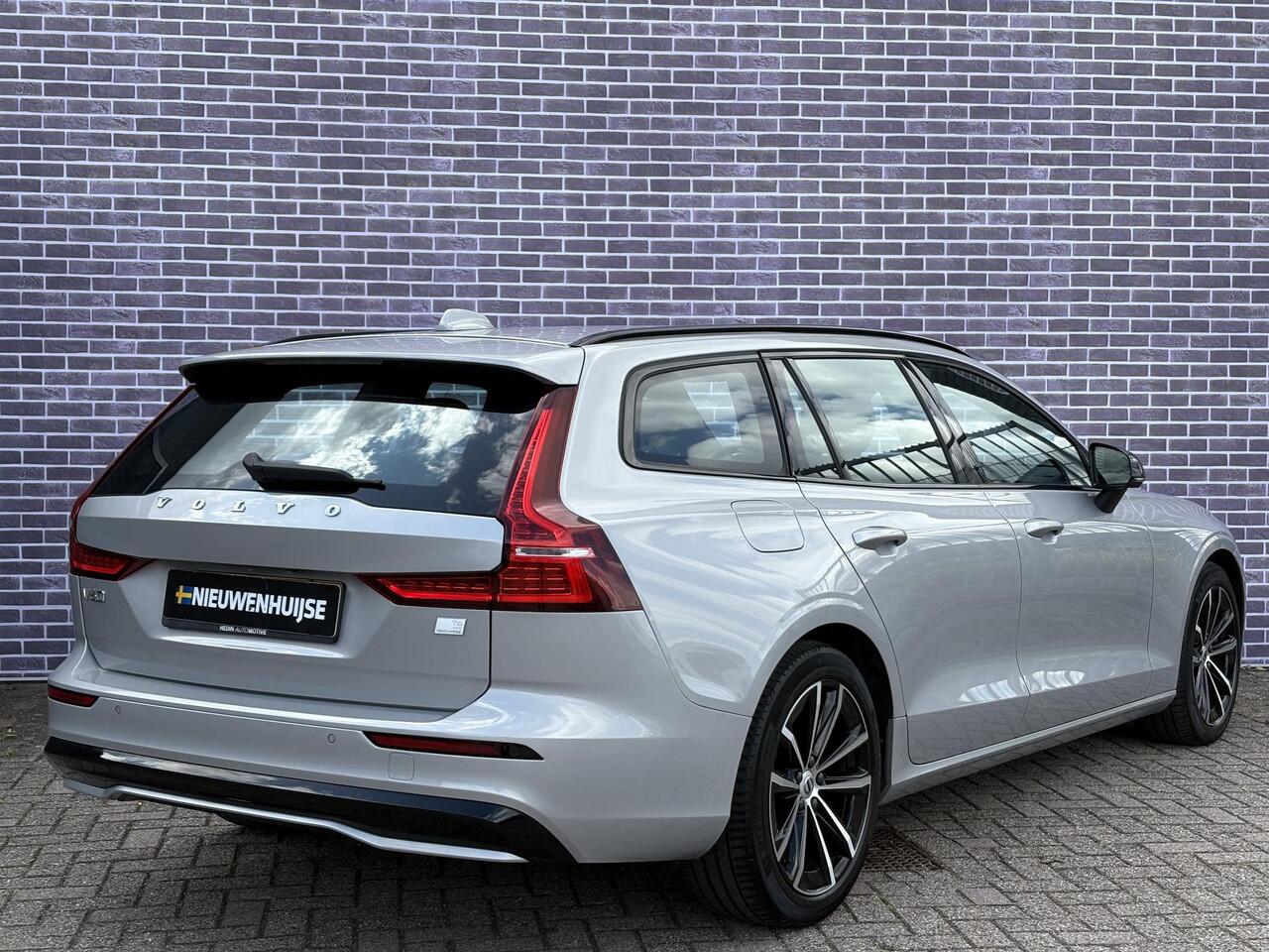 Volvo V60 2.0 T6 Plug-in hybrid AWD Plus Dark | Trekhaak | Harman/Kardon | Sport stoelen | Zwarte hemel | Long Range | Camera |