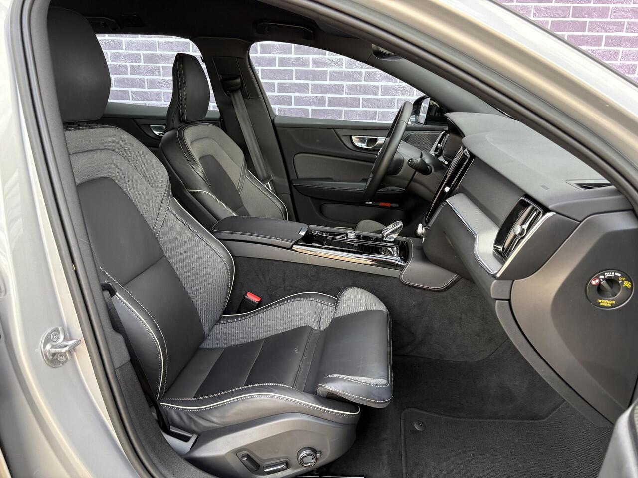 Volvo V60 2.0 T6 Plug-in hybrid AWD Plus Dark | Trekhaak | Harman/Kardon | Sport stoelen | Zwarte hemel | Long Range | Camera |