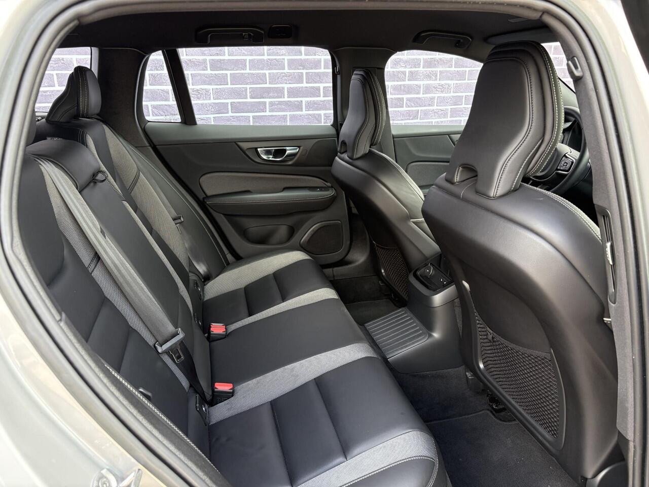 Volvo V60 2.0 T6 Plug-in hybrid AWD Plus Dark | Trekhaak | Harman/Kardon | Sport stoelen | Zwarte hemel | Long Range | Camera |