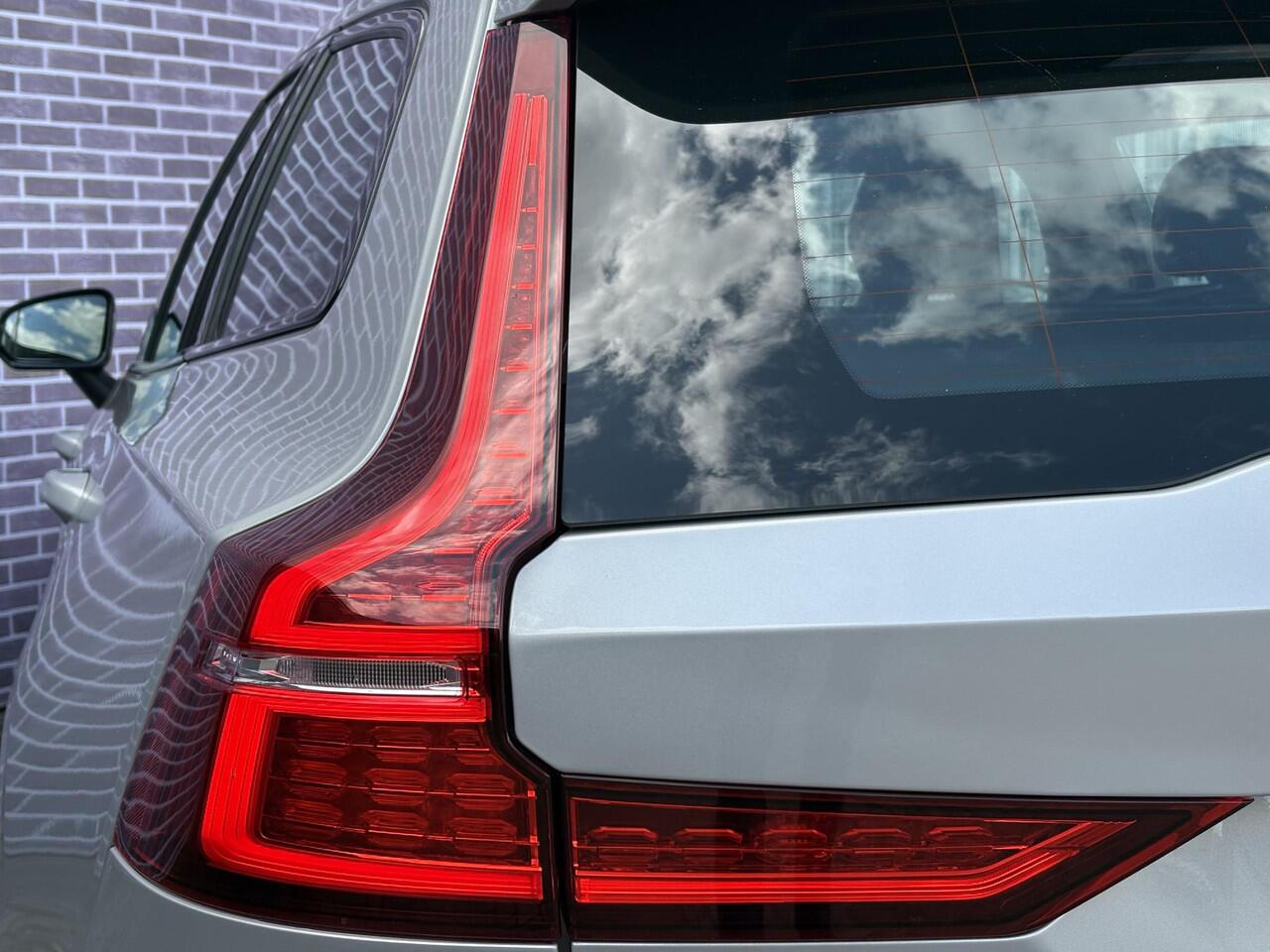 Volvo V60 2.0 T6 Plug-in hybrid AWD Plus Dark | Trekhaak | Harman/Kardon | Sport stoelen | Zwarte hemel | Long Range | Camera |