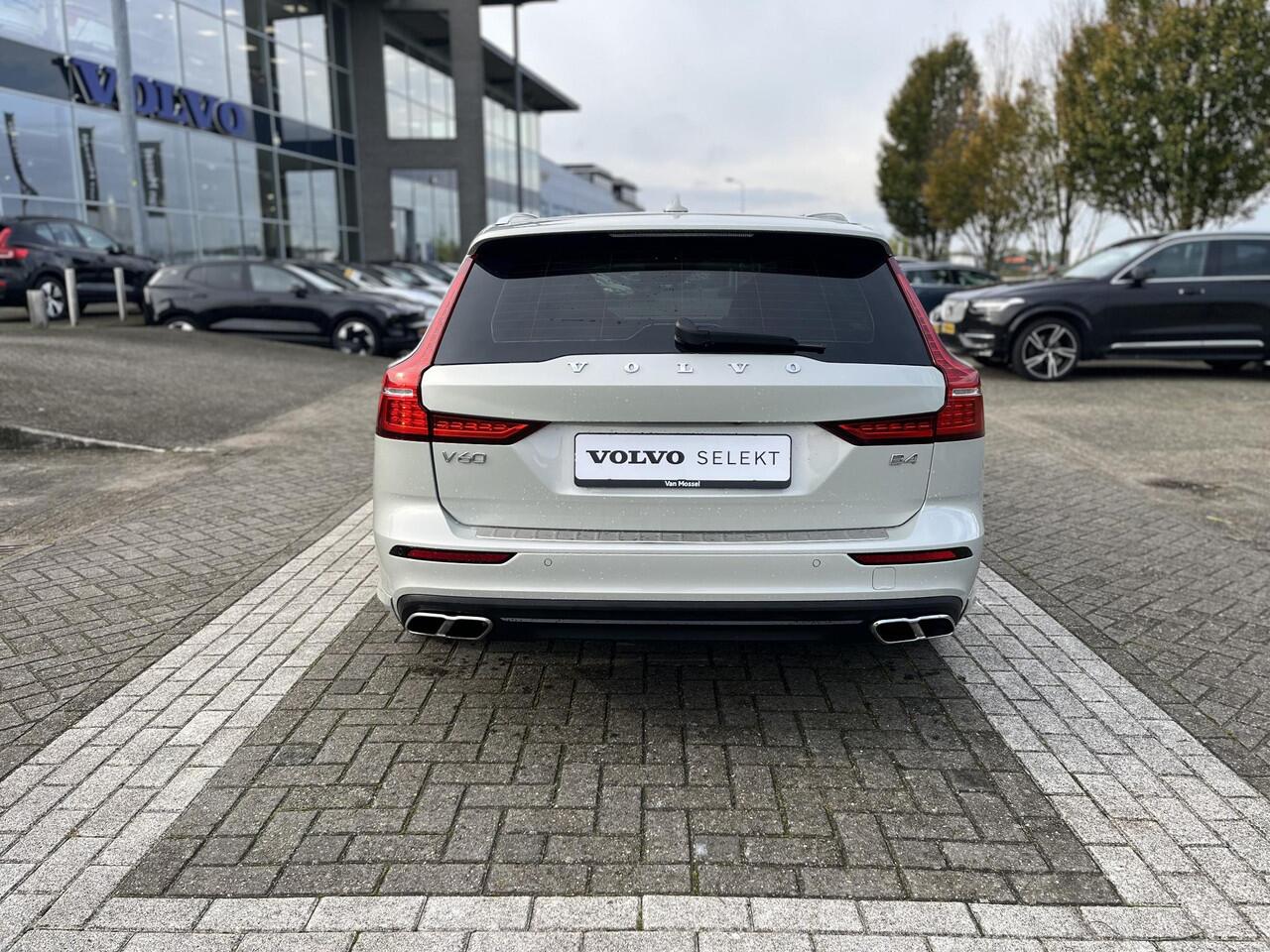 Volvo V60 B4 Momentum Business | Getinte Ramen | Stoelverwarming | 18 inch | Trekhaak |